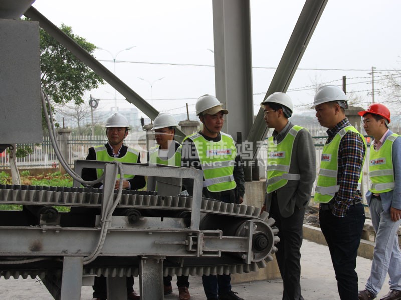 海泡石磨粉機廠家技術(shù)人員講解物料傳送裝置 海泡石磨粉機廠家技術(shù)人員講解物料傳送裝置